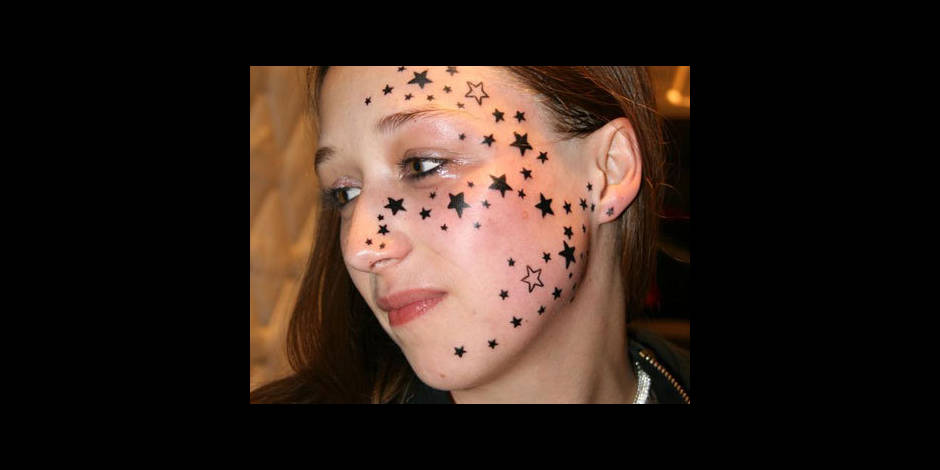 La fille au visage tatoué d'étoiles ne réclame plus de ...