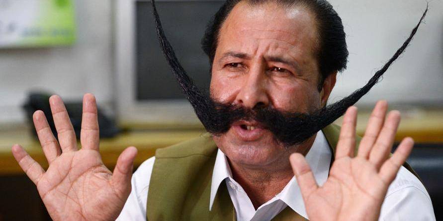 Persécuté par les islamistes à cause de sa moustache