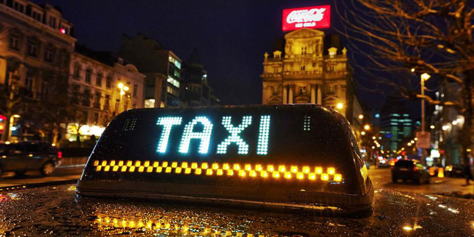 Ces chauffeurs de taxi qui arrondissent leurs fins de mois grâce à... Uber