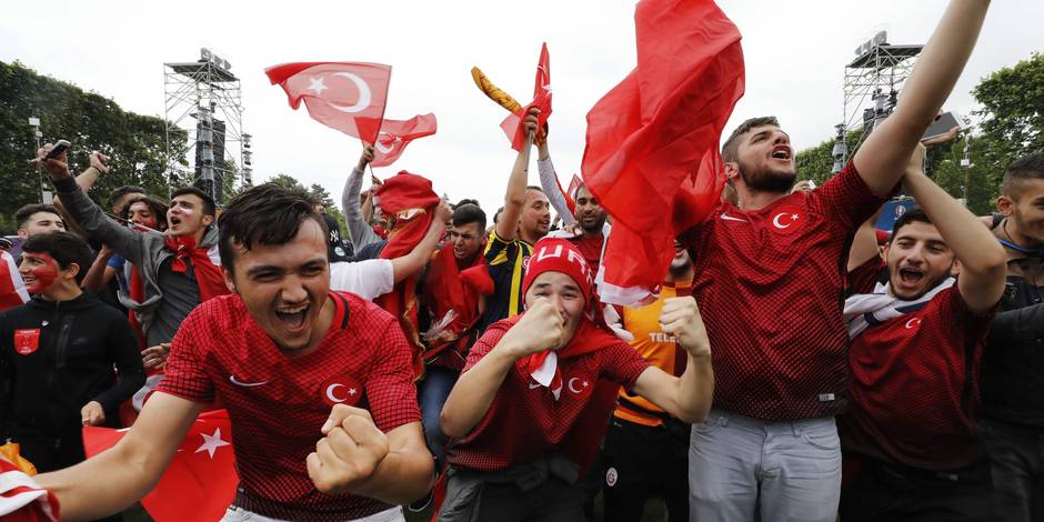 Euro: des hooligans parisiens ont attaqué des supporters turcs près du Parc des Princes