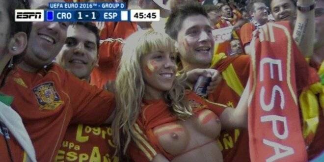 Une supportrice espagnole montre ses seins dans les tribunes ! (PHOTO)