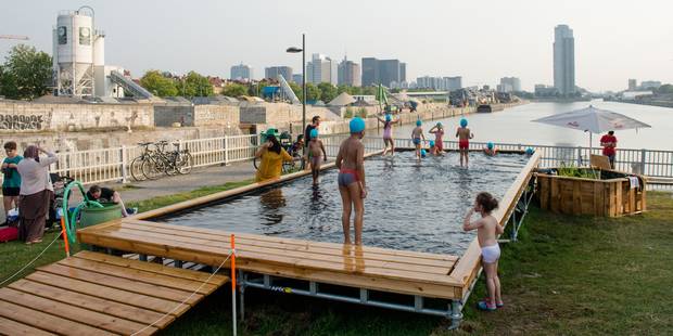 La Piscine En Plein Air Attire Beaucoup De Monde La Dh