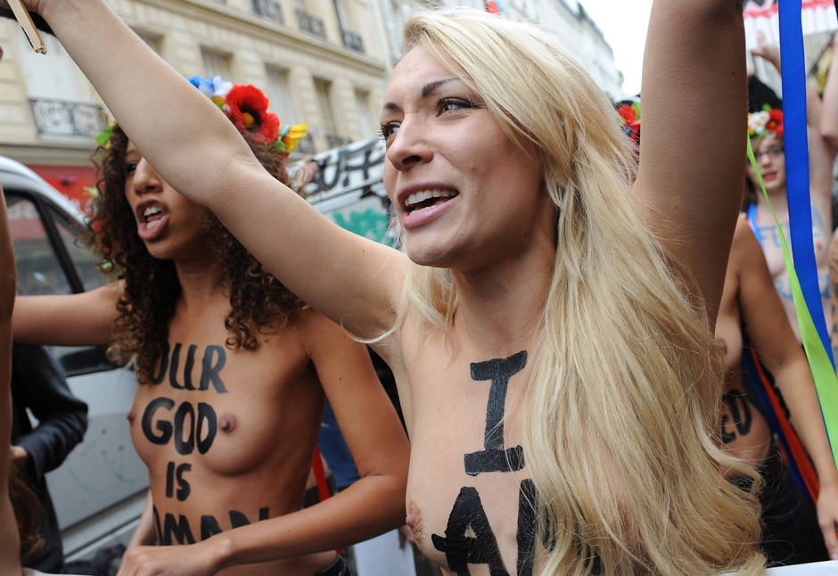 Lio Seins Nus Paris Pour C L Brer L Anniversaire Des Femen Photos Et